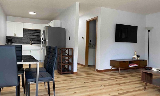 Henderson Apartamento | Henderson Haven / KING 2BD/1BA Apartment