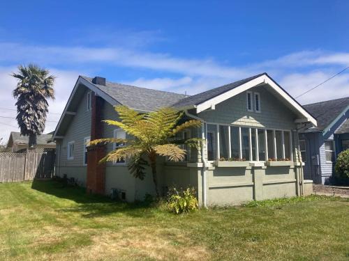 Eureka Casa | Henderson Hideout Hot Tub and Pet Friendly.