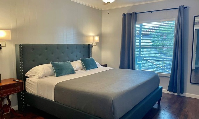 Knox - Henderson Apartamento | Henderson Retreat - King bed, patio, walk to fun