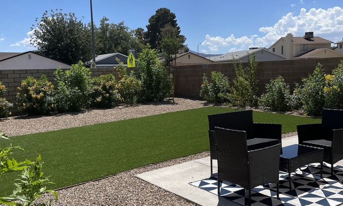 Whitney Ranch Casa | Henderson Townhome Approx. 15-20 min to the Las Vegas Strip