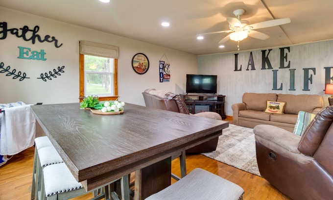 Henderson Casa | Henderson Vacation Rental < 1 Mi to Norfork Lake!