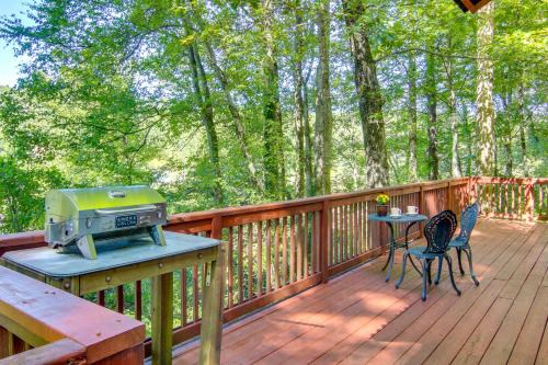 Hendersonville Casa | Hendersonville Creekside Cabin Near DuPont Forest
