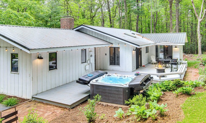 Hendersonville Casa | Hendersonville Vacation Rental w/ Private Hot Tub!