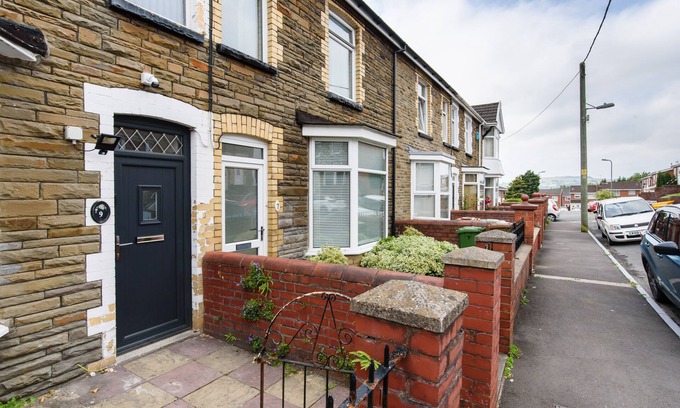 Gelligaer Casa | Hengoed House by Propertri
