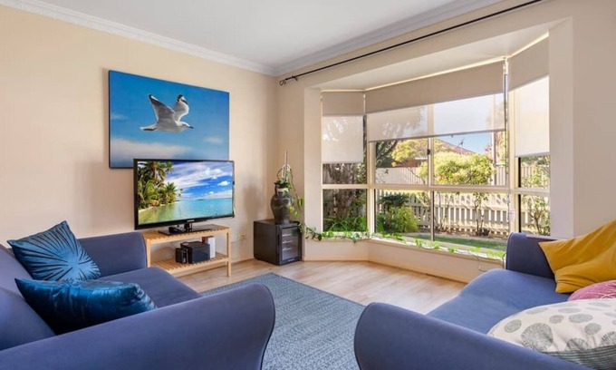 Henley Beach Casa | Henley Haven- Sleeps 4, 2 Bdrm, Wifi, Beach