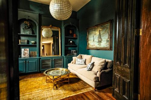 Rolling Mill Hill Casa | Henrie House I Luxury 4BR Downtown Historic Gem with Library & Patio