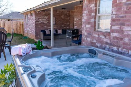 Fredericksburg Casa | Henrietta Haus pet friendly and private hot tub