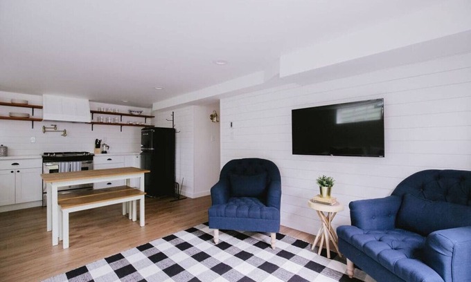 Whittier Heights Condominio | Henry's Hideaway-Cozy Farmhouse Styled Guest Suite