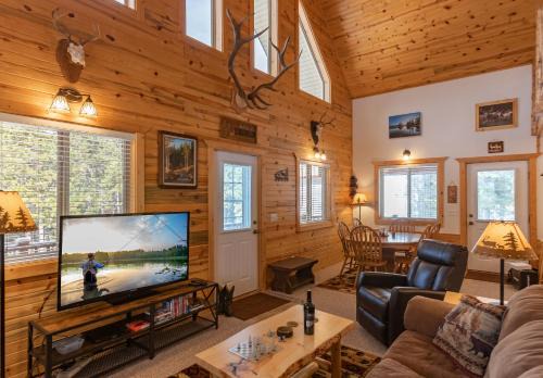 Island Park Casa | Henrys Post by KABINO Dog Friendly Foosball Fire Pit SmartTV WiFi