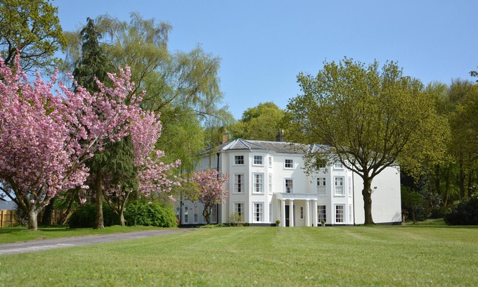 Beccles Cabaña | HENSTEAD HALL, pet friendly, with a garden in Beccles