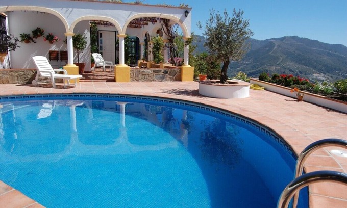 Canillas de Albaida Casa | Muy bonita casa con piscina en el borde de una reserva natural