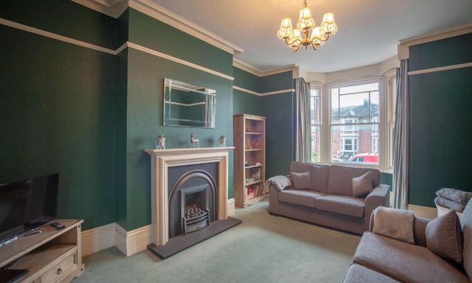 Hereford Apartamento | Hereford - Falcon House - Spacious 5 Bedroom House With Games Room - Sleeps 14 Guests - Great Property For Family & Friends Gathering Together - Hosted by RENTMYHOUSE