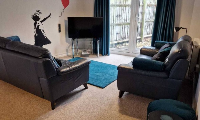 Hereford Casa | HEREFORD – Finch House: Modern 4-Bed, Dog Friendly, Sleeps 10 + Pool Table