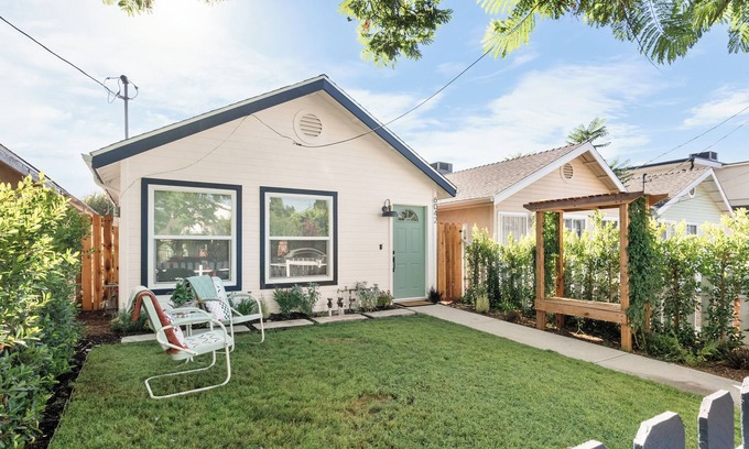 North Hollywood Hotel | Heritage Design Luxury Bungalow with Modern Amenities
