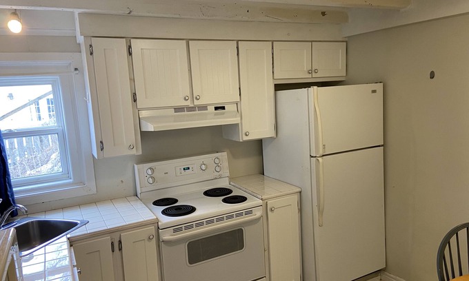 Downtown St. John's Apartamento | Heritage Gem: Sweeping Harbor Views, Pvte. Parkingv