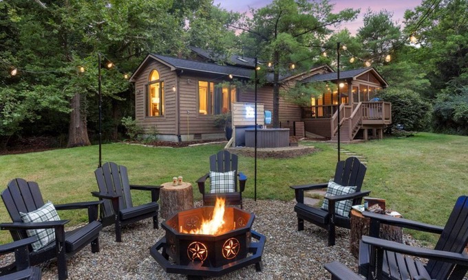 Westerville Casa | ★Heritage Hideaway★ Hot Tub ★ 4 King Beds & 5 Bunks★ Sleeps 14 Alum Creek access