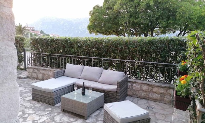 Prcanj Apartamento | Heritage House, planta baja, frente al mar, patio privado, vistas a la bahía de Kotor y embarcadero