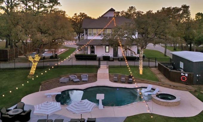 Euless Casa | HERITAGE HOUSE- HUGE POOL-ROOFTOP-PICKLE-BALL COURT-ARCADE-HOT-TUB