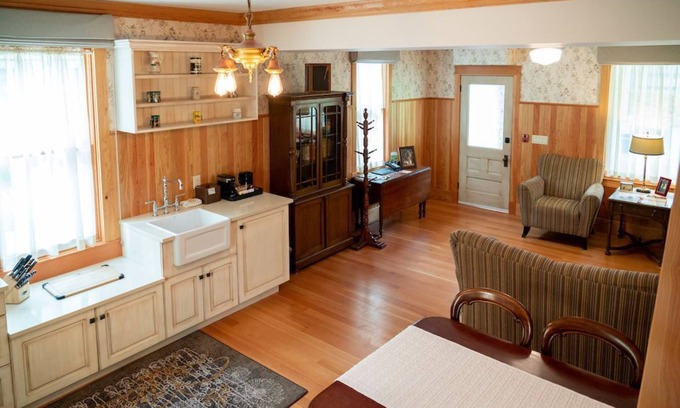 Banff Casa | Heritage House near Centre | Rooftop Hot Pools