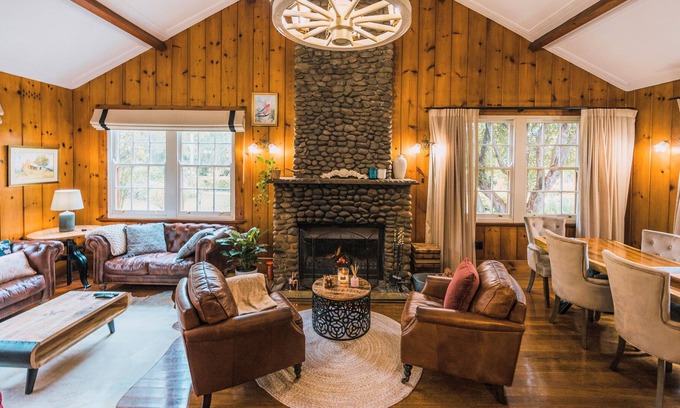 Medlow Bath Cabina | Luxury Log Cabin and Garden with Outdoor Hot Tub