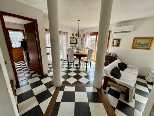 Ciudad de la Costa Casa | Hermosa Casa familiar de 2 pisos con patio amplio