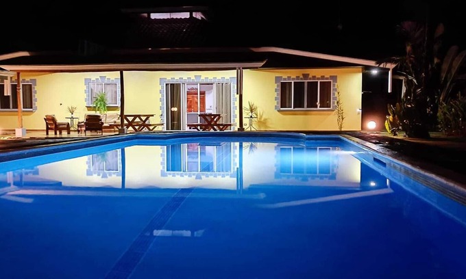 El Tanque Casa | Hermosa casa privada para 14 personas con piscina y hermosos jardines.