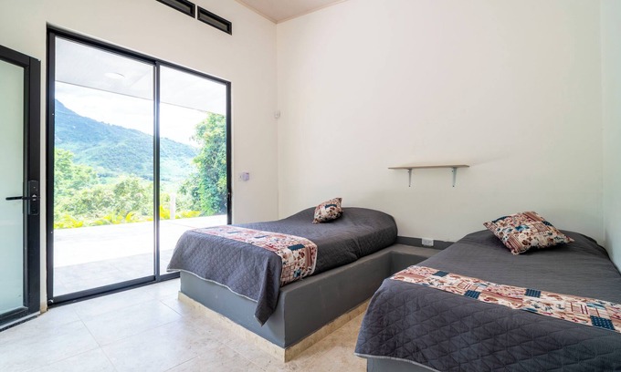 Nimaima Chalet De Esquí | Hermoso chalet Rodeado de montañas y vegetación exuberante