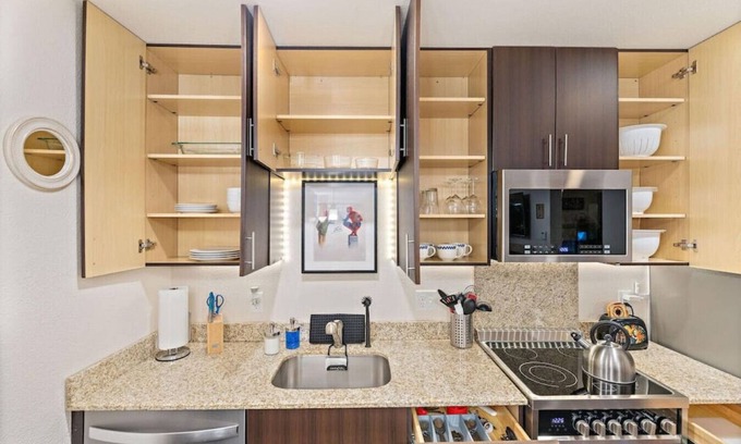 Prairie Village Apartamento | ✪Hero HQ✪KING BD✪No Stairs!✪Fast Wifi✪Dedicated Covered Parking✪