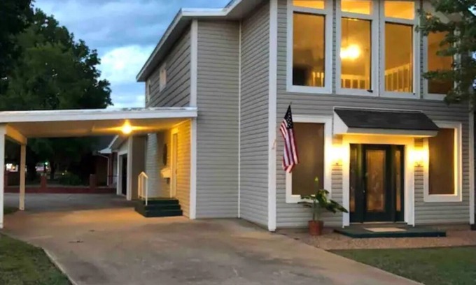 Lawton Casa | Heroes Boulevard House with room for up to ten