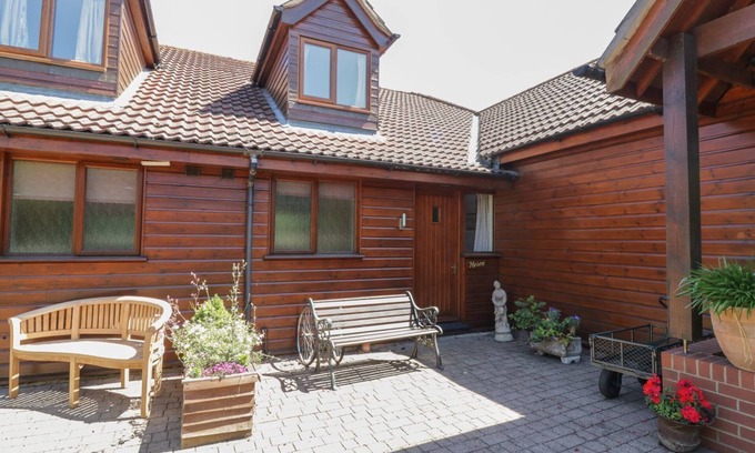 Stalham Cabaña | HERON COTTAGE, pet friendly, with pool in Wayford