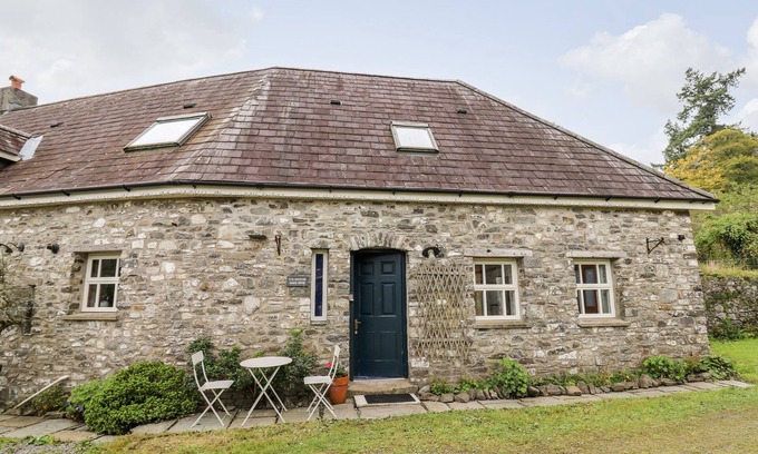 Llandeilo Cabaña | HERON HOUSE, pet friendly, character holiday cottage in Llandeilo