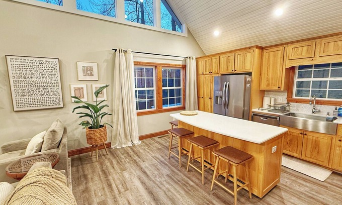 Sylva Casa | Heron's Loft! Beautiful 2-bedroom house in Sylva, above the Tuck and near WCU!