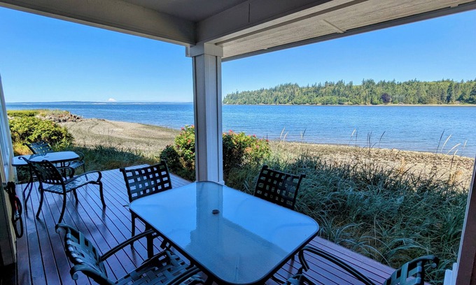 Port Ludlow Casa | Heron's Nest is a waterfront spectacular 3-bedroom townhome in Port Ludlow