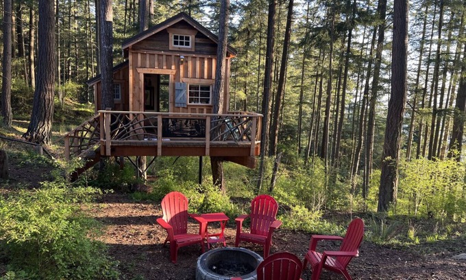 Lummi Island Cabina | Heron's Nest Treehouse · Cozy and Beautiful Island Treehouse with cedar hot tub