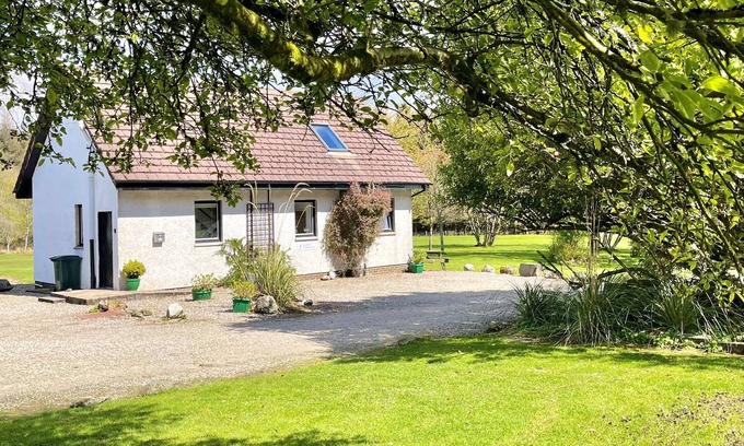 Kilmun Cabaña | Heronlea Cottage - 4 guests, pet friendly, picturesque Scottish setting