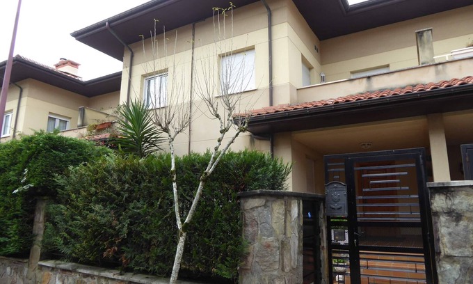 Zarautz Casa | Villa Herrikosoro - adosada con jardín y txoko by Egona