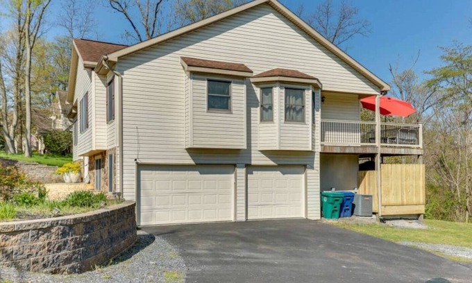 Harrisburg Casa | Hershey Park Lodge with Jacuzzi and Event Room