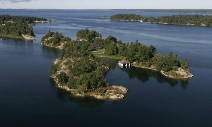 Grenell Casa | CARACTERÍSTICAS DE HGTV Isla privada de 8 acres, cancha de tenis, casa de botes, kayaks,