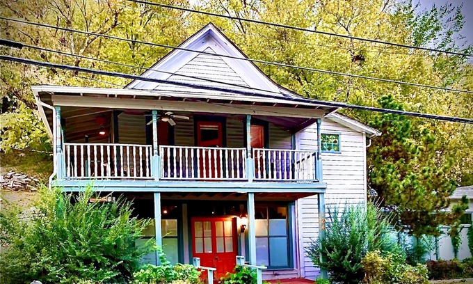 Eureka Springs Historic District Casa | HGTV feature Main St d’town! 3 cozy units, sleeps 16 w Private Bar + gameroom!