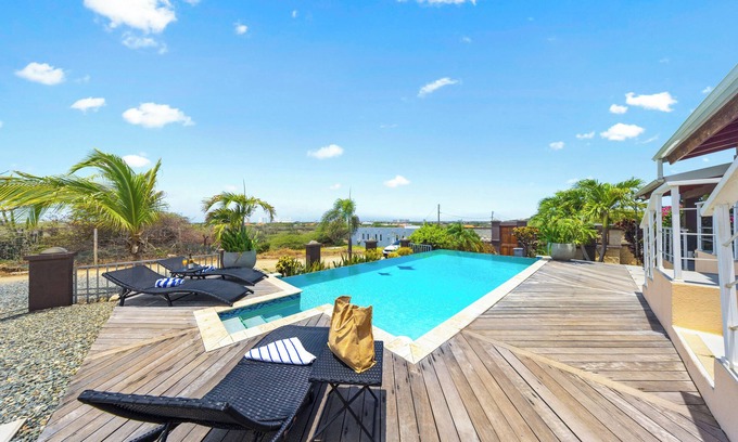 Boegoeroei Apartamento | HH1-SLEEPS 4, PRIVATE UNIT, WIFI, INFINITY POOL, BBQ, HOT TUB, AMAZING VIEWS