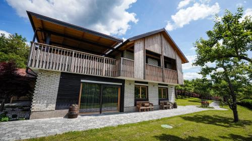 Kostel Apartamento | Hiša na Hribu- A Peaceful Hilltop Escape above river Kolpa