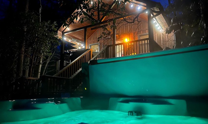 Hiawassee Cabina | Hiawassee Cabin/Hot Tub/Creekside/Pet Friendly
