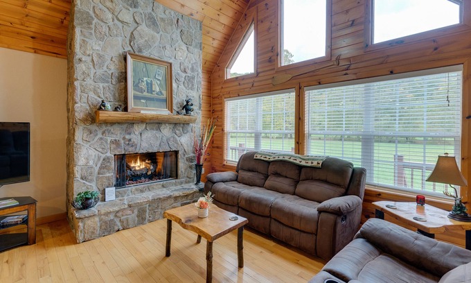 Hiawassee Cabina | Hiawassee Riverfront Cabin: 7 Mi to Lake Chatuge!