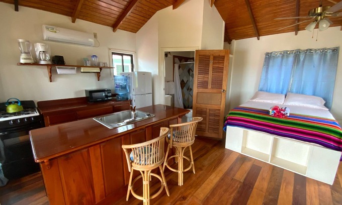 Hopkins Apartamento | Hibiscus Cabana - A cozy studio with AC and WiFi in welcoming Hopkins Village