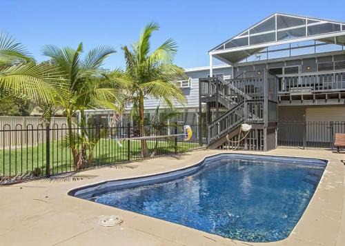 Maloneys Beach Casa | Hibiscus Close Beach Front Living