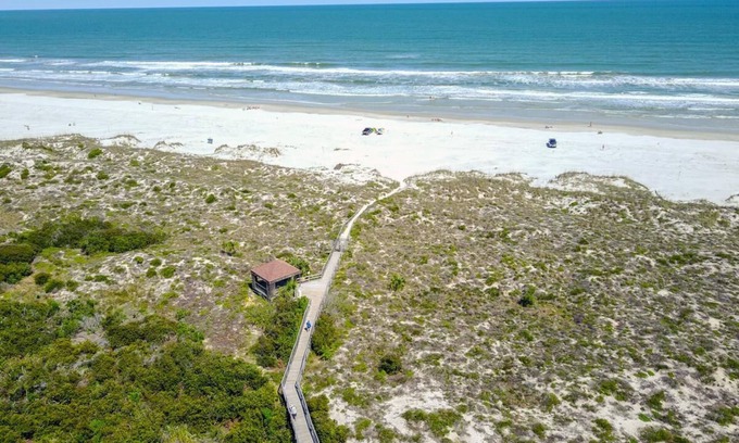 Butler Beach Condominio | Hibiscus E204 Free Activities, Oceanfront, Wifi, 3 Pools