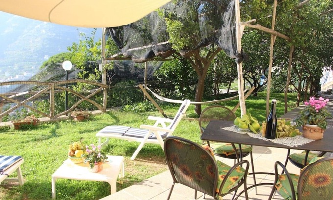 Minori Casa | HIBISCUS HOUSE ON THE LEMON TRAIL