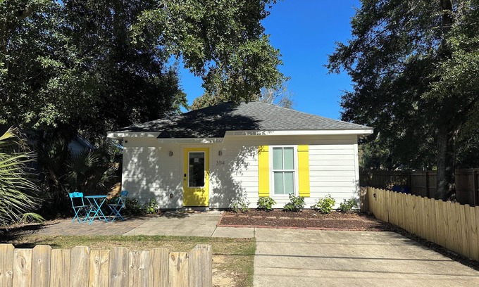 East Pensacola Heights Cabaña | Hibiscus Sunrise Cottage - Walk to local dining & Bayou Texar, Close to downtown