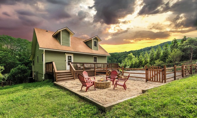Gerton Cabina | Hickory Nut Hideaway by AvantStay | Mountain Views