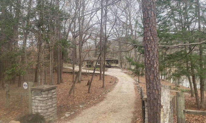 Sloans Valley Cabaña | Hidden 2-bedroom Lake Cumberland cottage with lake view & access in Burnside KY